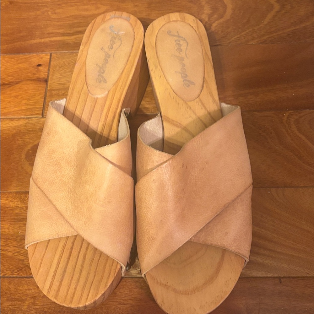 Free People Sonnet Tan Leather Mules clogs  size 9.5 New with a box